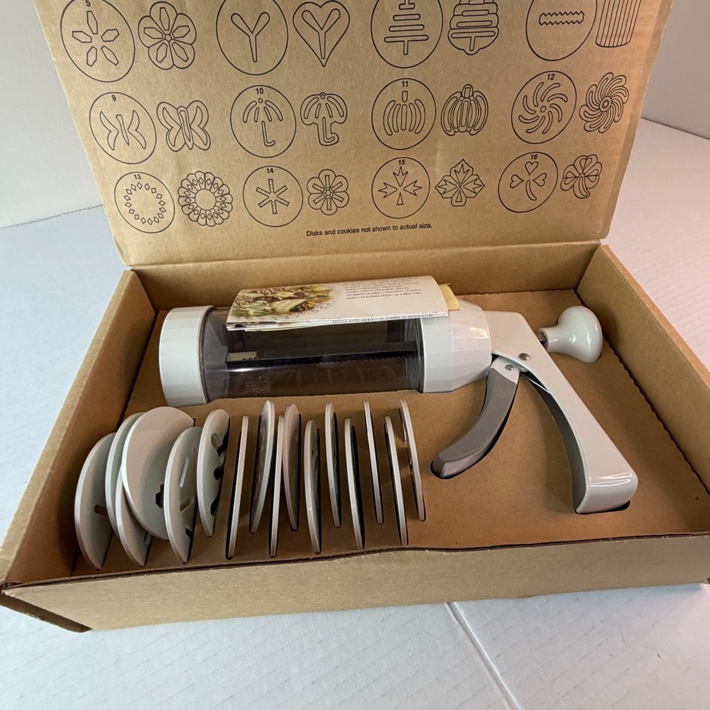 The Pampered Chef Cookie Press #1525 Complete In Box, Including Set Of 16 Molds - Picture 7 of 13
